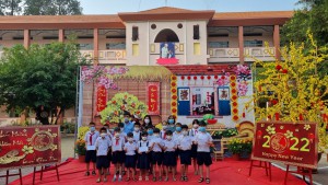 TRAO QUÀ TẾT CHO HỌC SINH CÓ HOÀN CẢNH KHÓ KHĂN