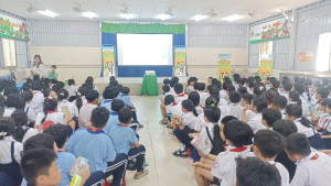 Trường TH Hồ Hảo Hớn Tổ Chức Chiếu Phim Tuyên Truyền Về Kỷ Niệm 70 Năm Chiến Thắng Điện Biên Phủ Và Tổ Chức Sân Chơi Học Đường