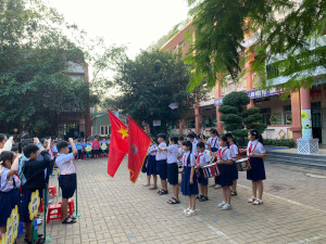 Liên đội trường tiểu học Hồ Hảo Hớn tổ chức sinh hoạt dưới cờ chào mừng ngày Quốc tế phụ nữ 8/3