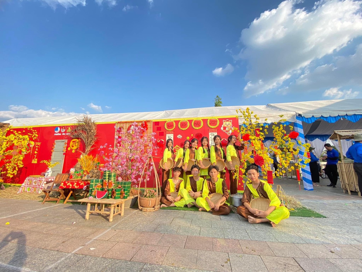 Trường Tiểu học Hồ Hảo Hớn đã cùng các chi đoàn bạn hỗ trợ xã đoàn tham gia chương trình "Cùng nhau làm nên Tết "