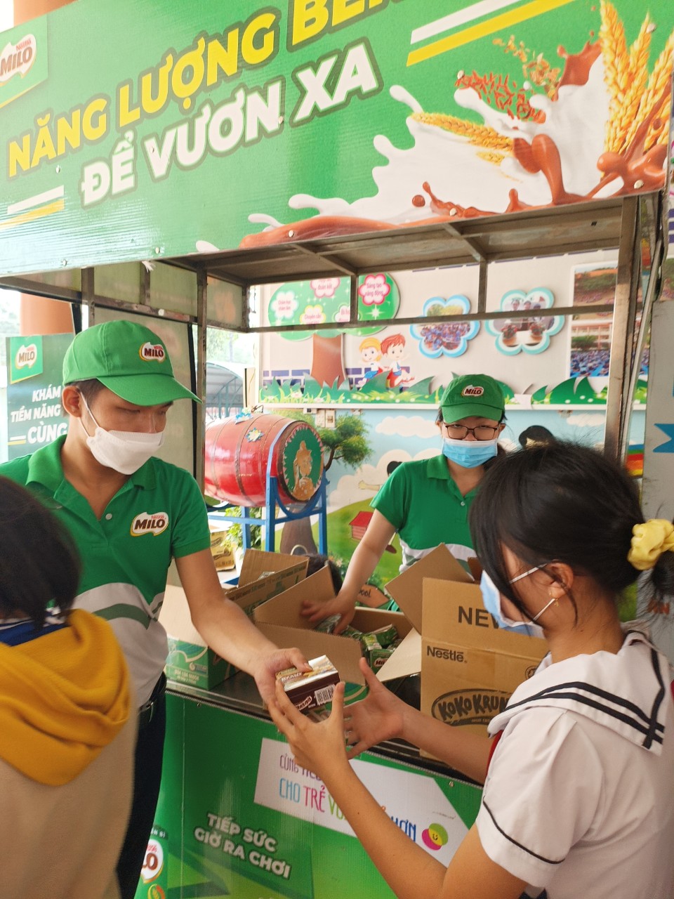 TRƯỜNG TH HỒ HẢO HỚN PHỐI HỢP VỚI CÔNG TY SỮA MILO TỔ CHỨC PHÁT SỮA CHO HỌC SINH TOÀN TRƯỜNG