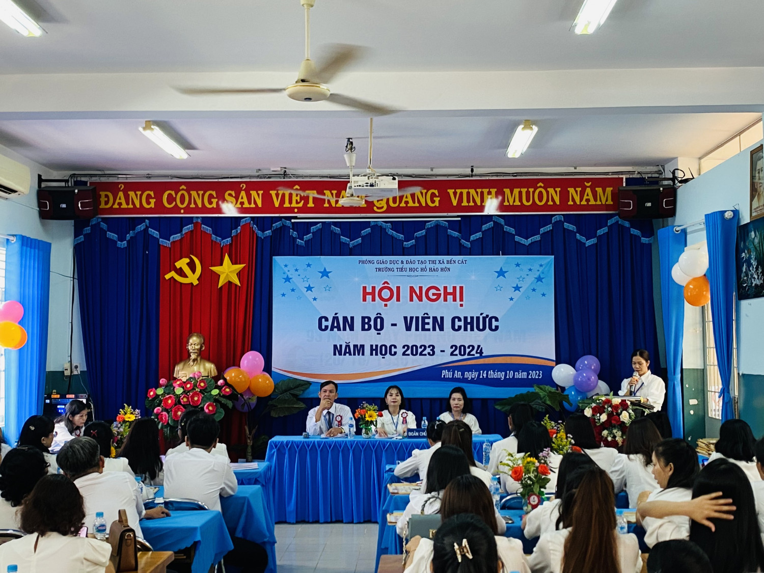 TRƯỜNG TIỂU HỌC HỒ HẢO HỚN TỔ CHỨC HỘI NGHỊ VIÊN CHỨC NĂM HỌC 2023-2024; SINH HOẠT KỈ NIỆM 93 NĂM CHÀO MỪNG NGÀY PHỤ NỮ VIỆT NAM (20/10/1930 - 20/10/2023)
