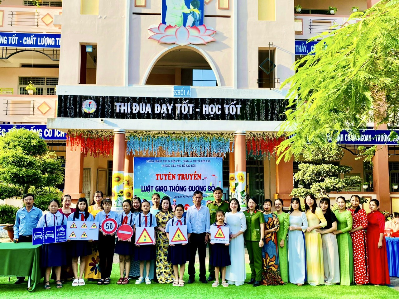Tuyên truyền "Luật Giao Thông Đường Bộ" cho học sinh