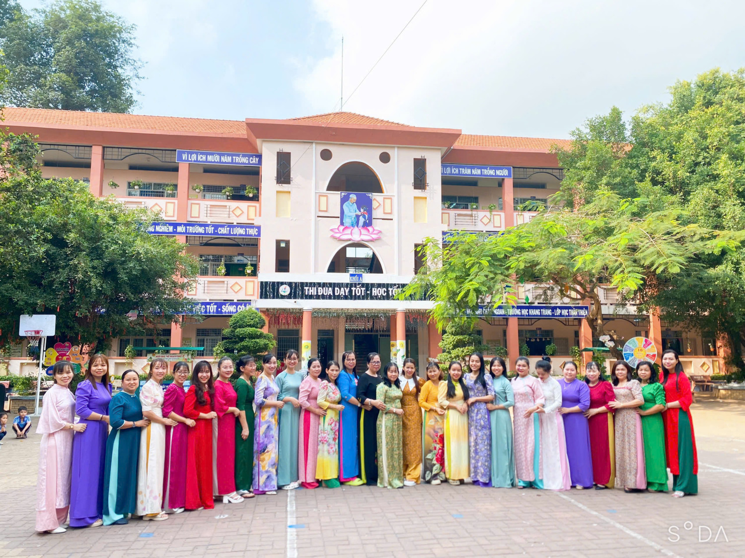 Công đoàn trường Tiểu học Hồ Hảo Hớn hưởng ứng "Tuần lễ mặc áo dài" năm 2025.