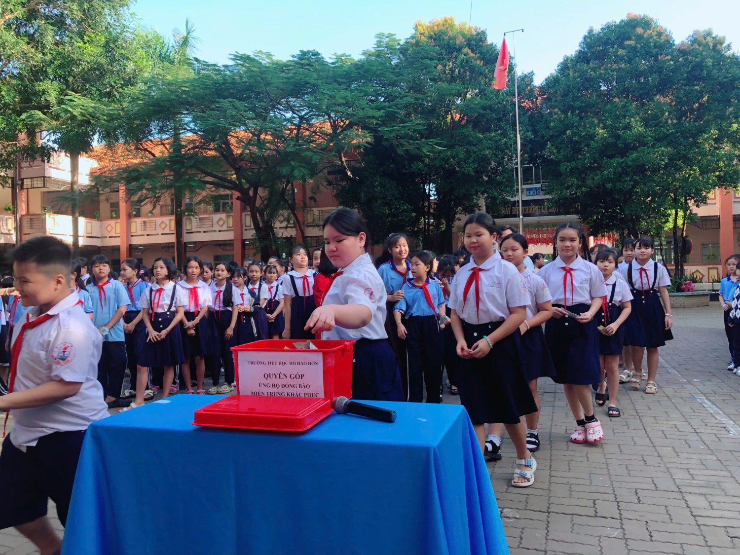 TRƯỜNG TIỂU HỌC HỒ HẢO HỚN TỔ CHỨC QUYÊN GÓP ỦNG HỘ ĐỒNG BÀO MIỀN TRUNG BỊ BÃO LŨ