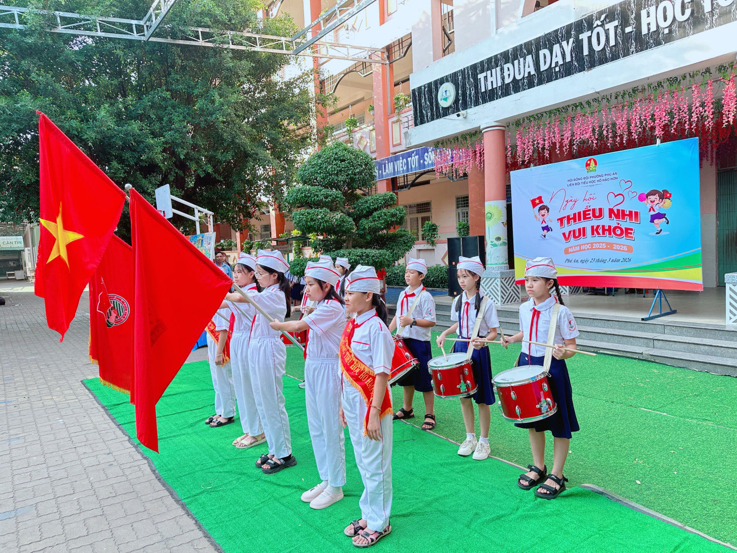 TRƯỜNG TIỂU HỌC HỒ HẢO HỚN SINH HOẠT DƯỚI CỜ NGÀY LAN TỎA NGÀY HỘI “THIẾU NHI VUI KHỎE” VÀ VINH DANH CUỘC THI “SÁNG KIẾN BẢO ĐẢM TRẬT TỰ TRƯỜNG HỌC VỀ PHÒNG CHỐNG BẠO LỰC HỌC ĐƯỜNG