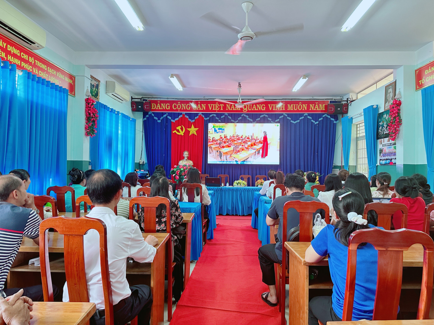 THAM GIA TẬP HUẤN SỬ DỤNG SÁCH GIÁO KHOA NĂM HỌC 2026 – 2027